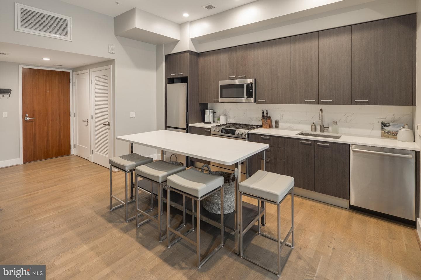 525 SW Water Street SW #404 photo 6