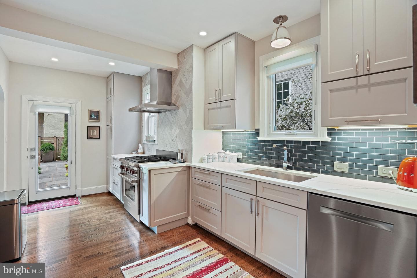3638 Jocelyn Street NW photo 15