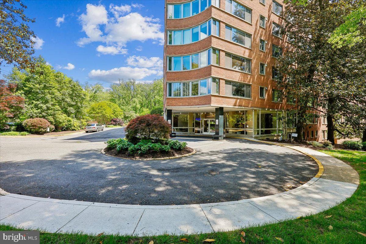 4200 Cathedral Avenue NW #716 photo 1