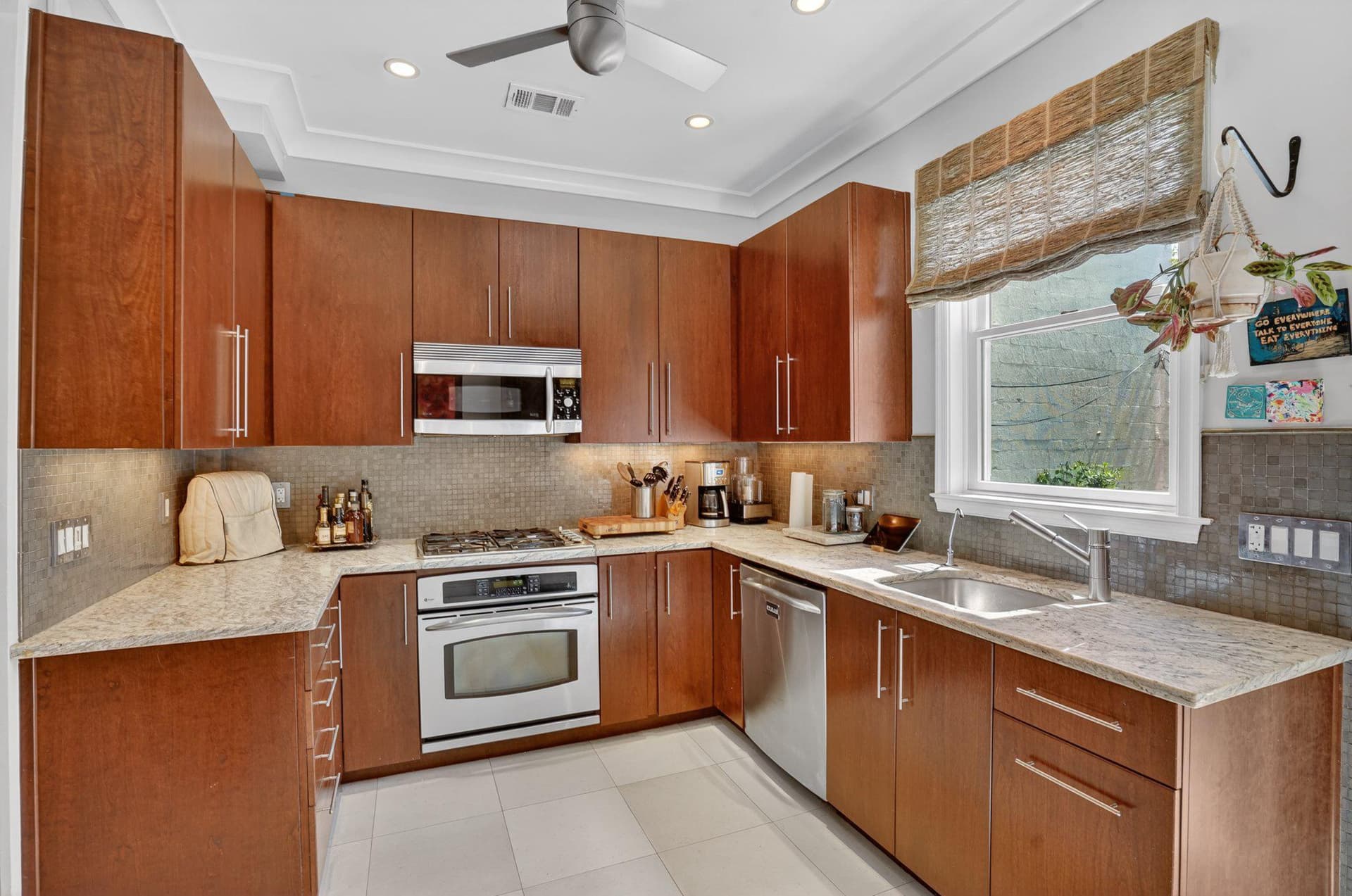 1233 E St SE photo 9