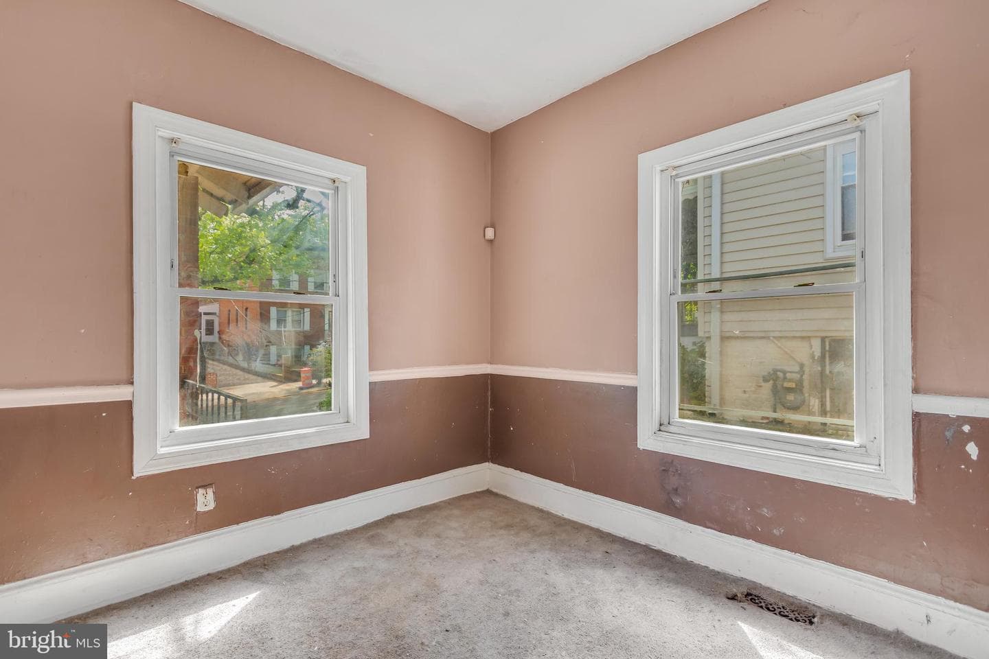 4530 Dix Street NE photo 11