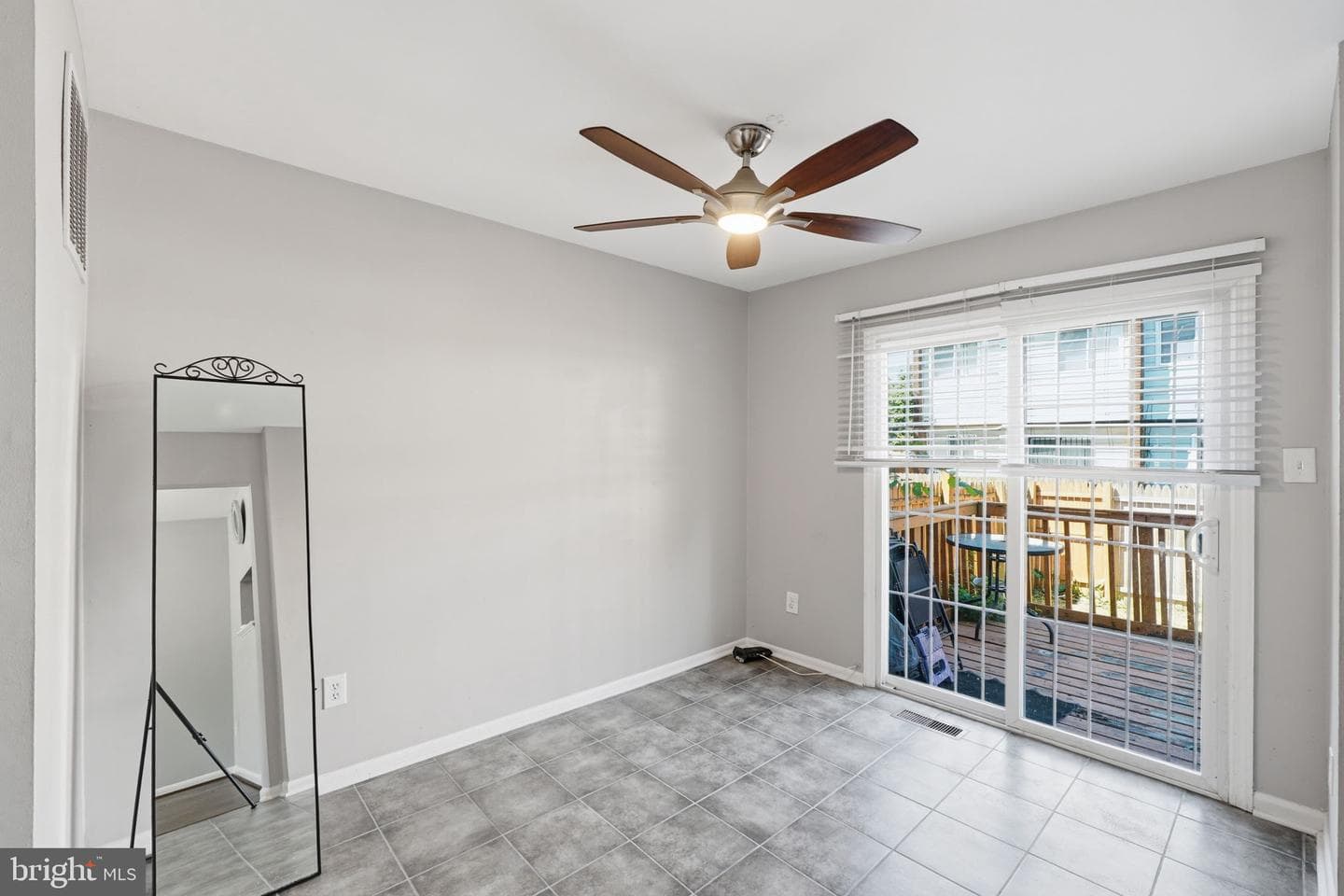 1102 Barnaby Terrace SE photo 16