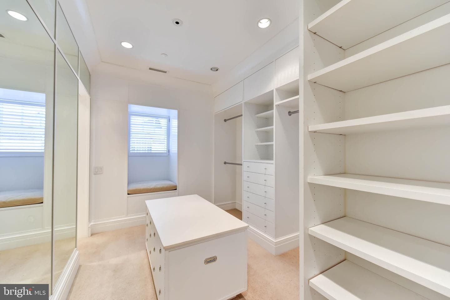2733 Cathedral Avenue NW photo 8