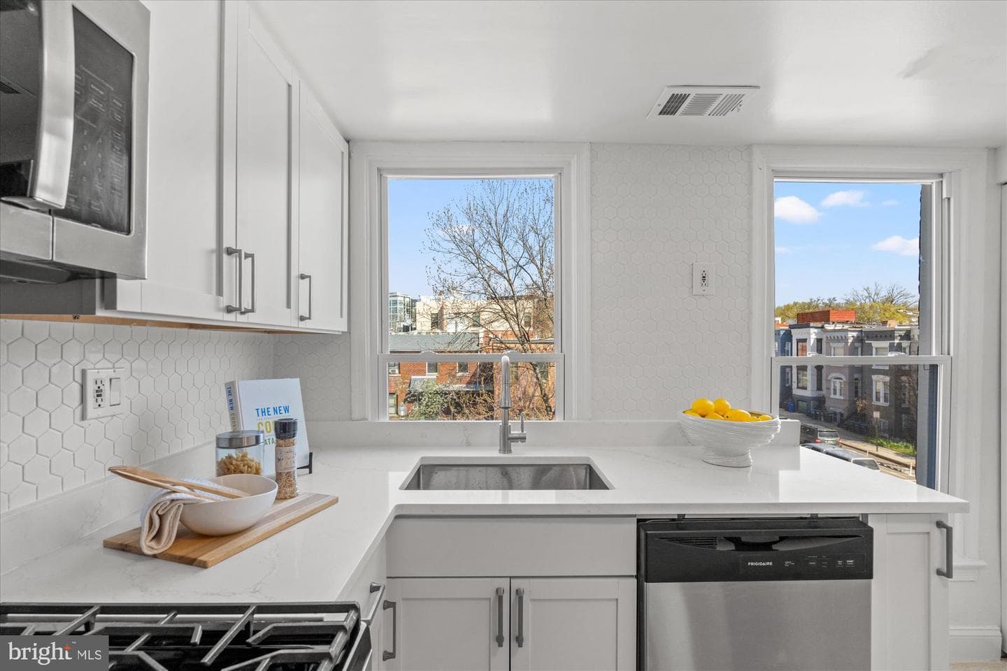 1040 6th Street NE #302 photo 2