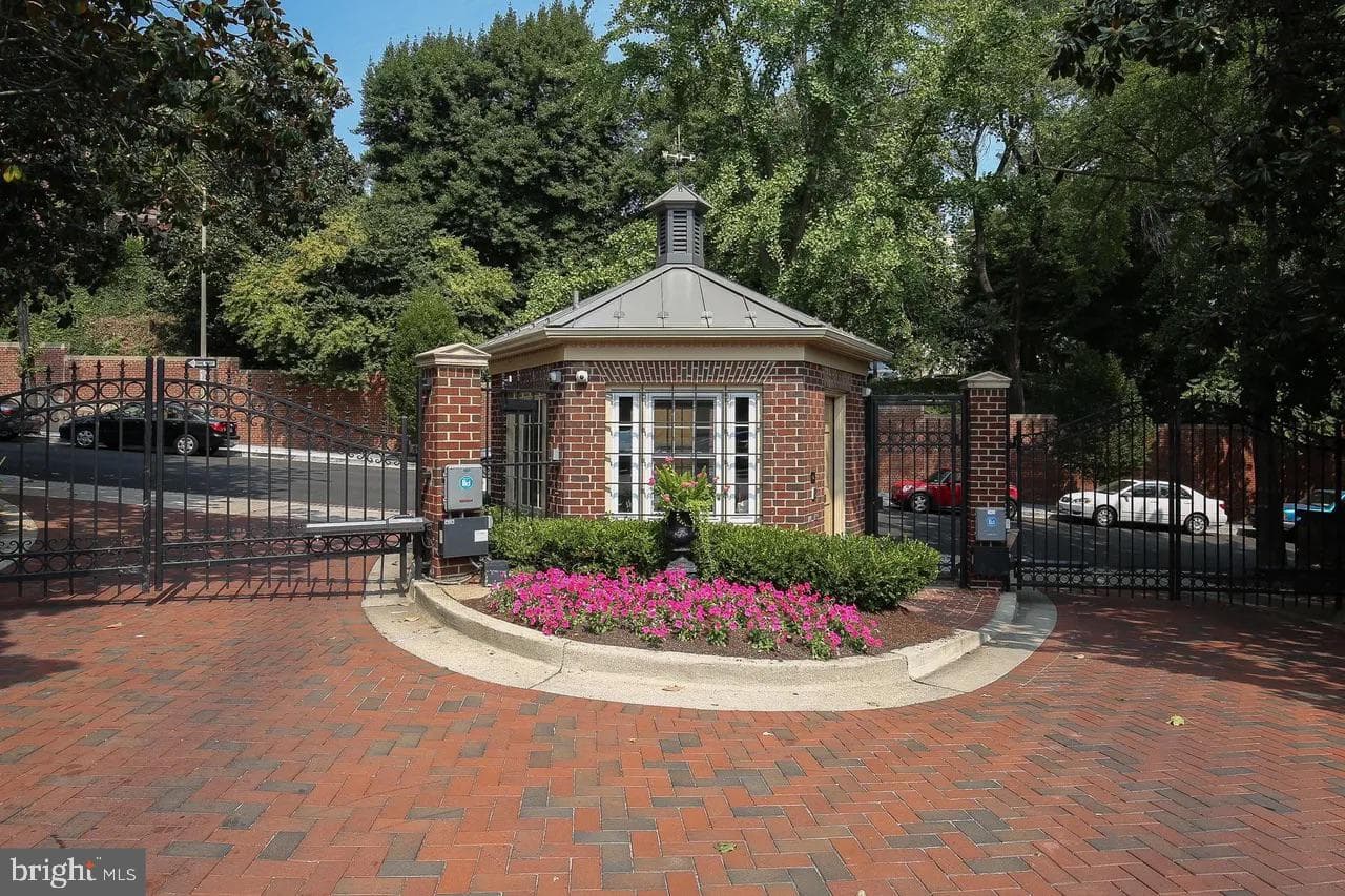 1636 Beekman Place NW #d photo 27