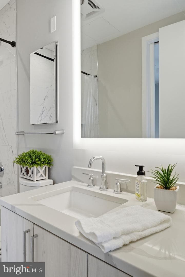 646 H Street NE #304 photo 32