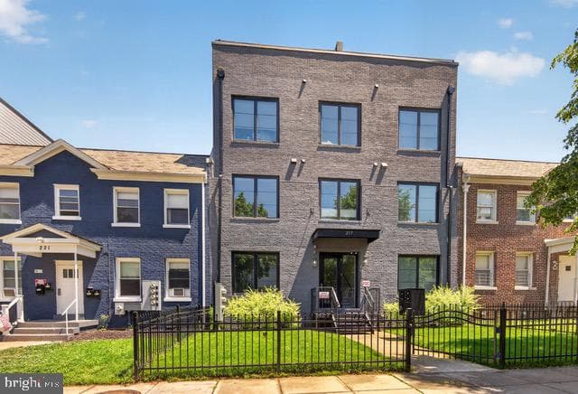 217 20th Street NE #2, Washington