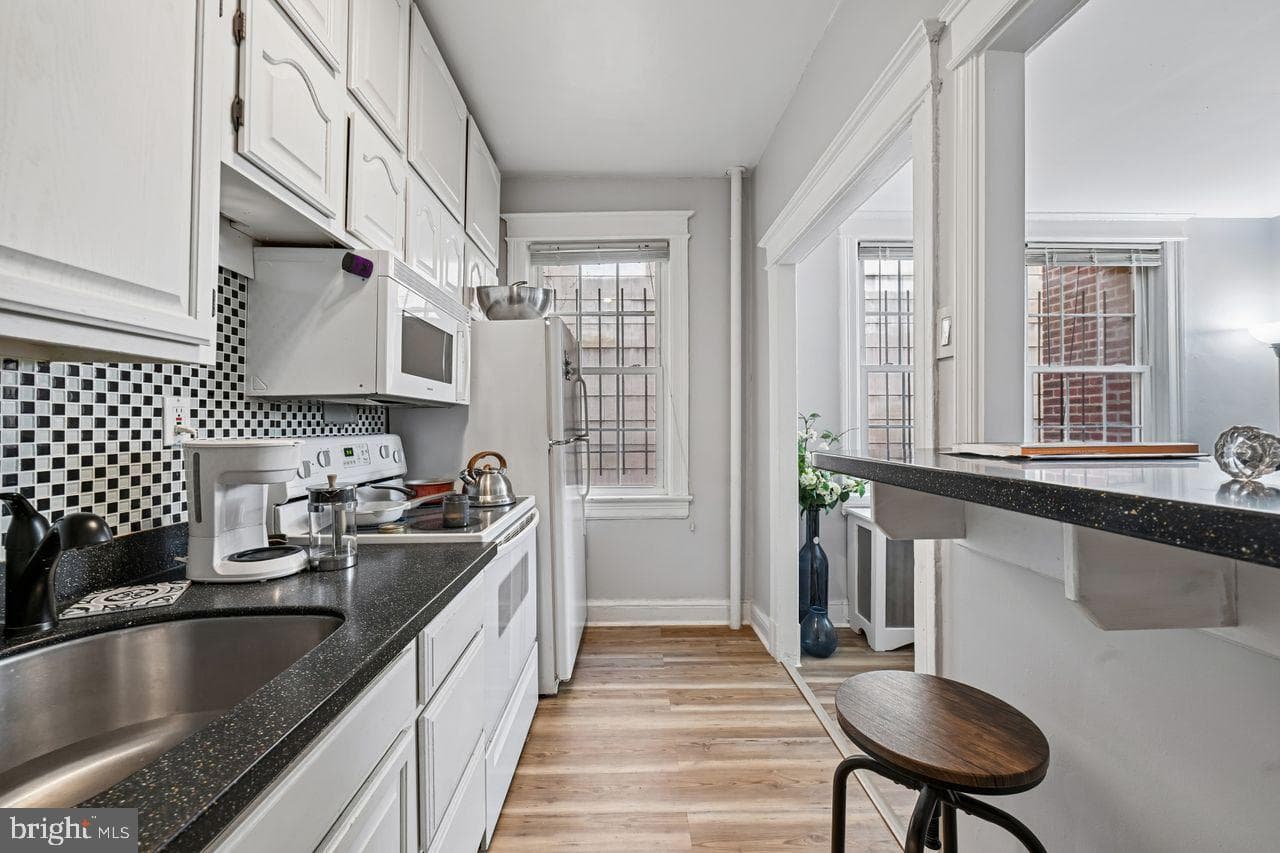 414 Seward Square SE #104 photo 9