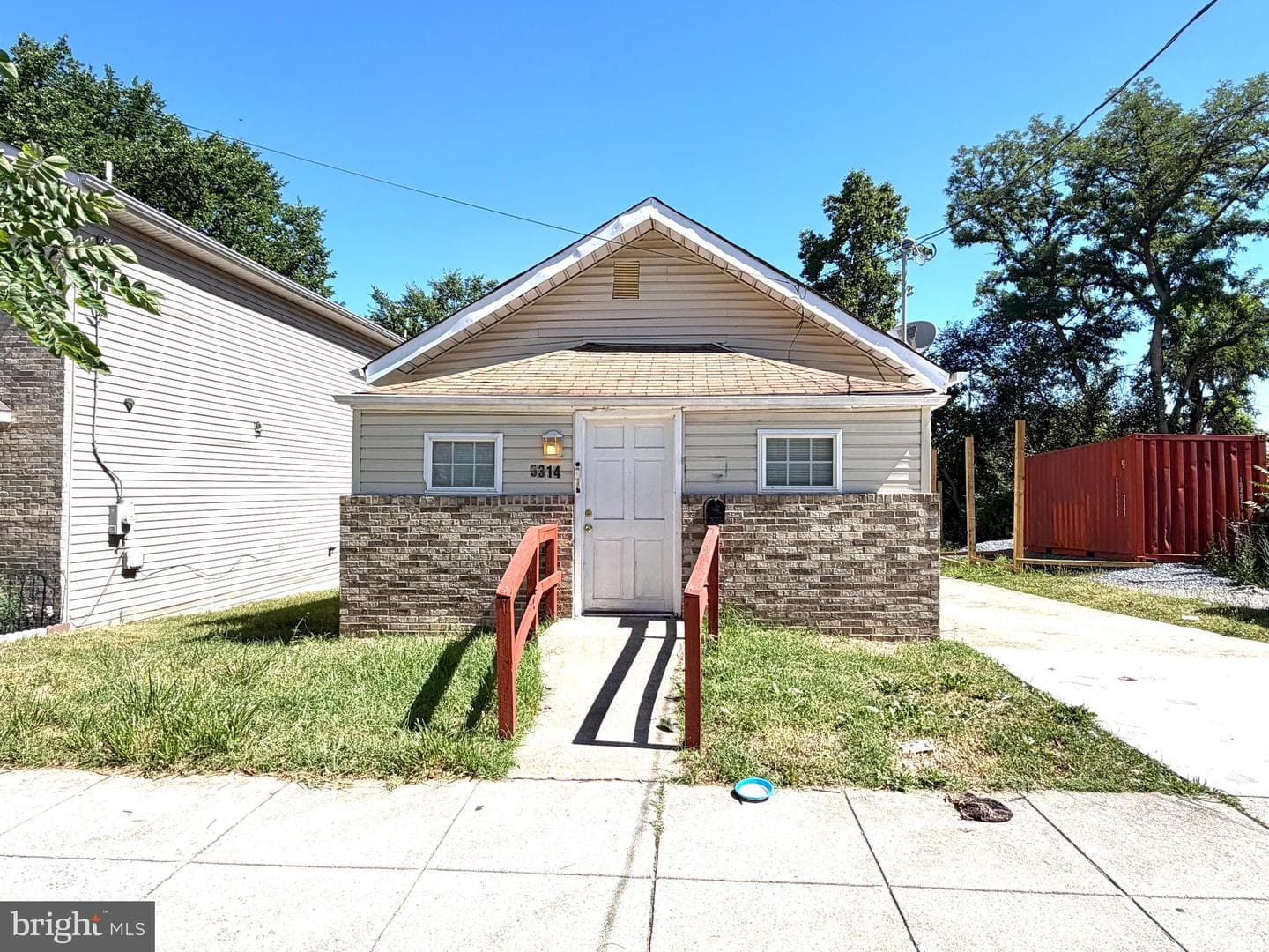 5314 Dix Street NE photo 3