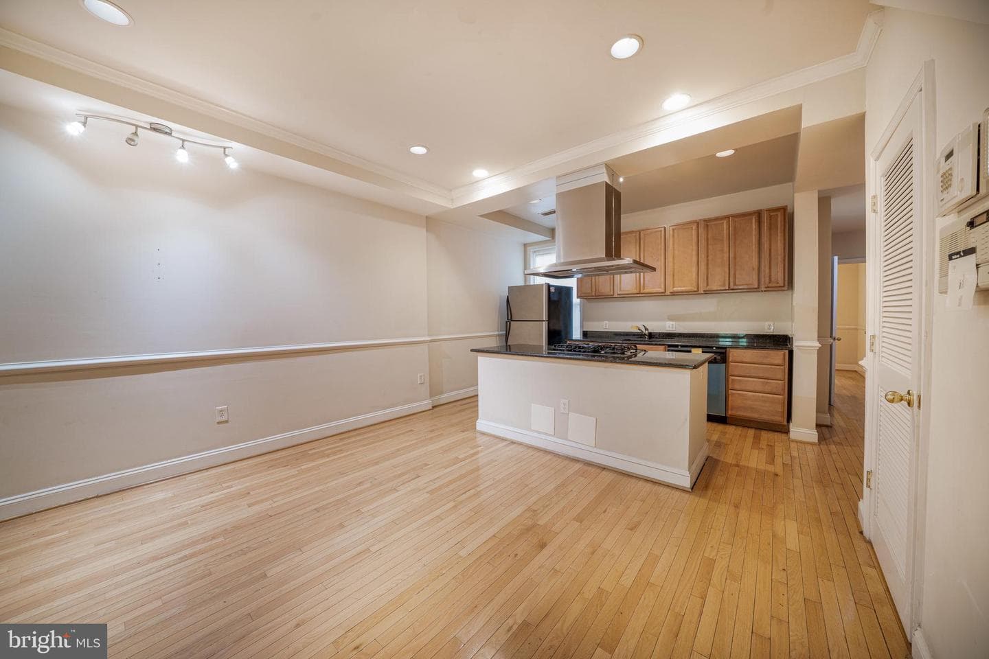 1371 Monroe NW photo 6
