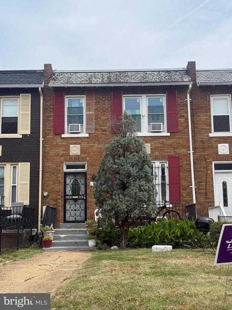 1738 Massachusetts Avenue SE photo 1