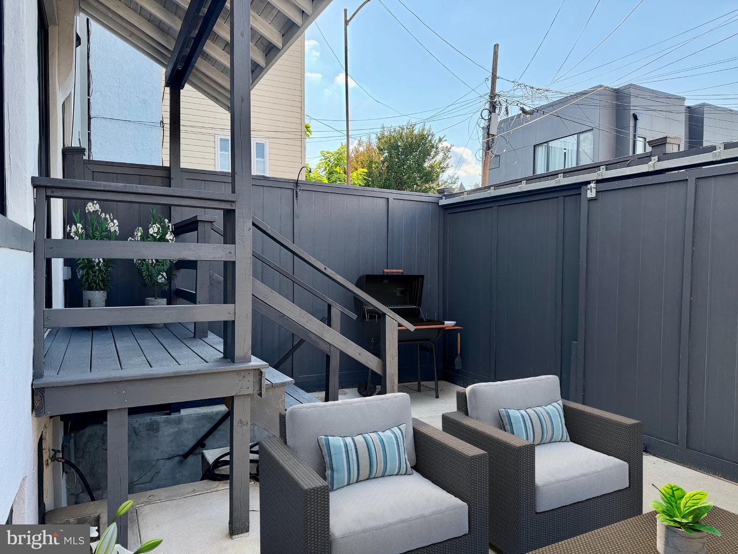1009 NW Irving Street NW photo 31