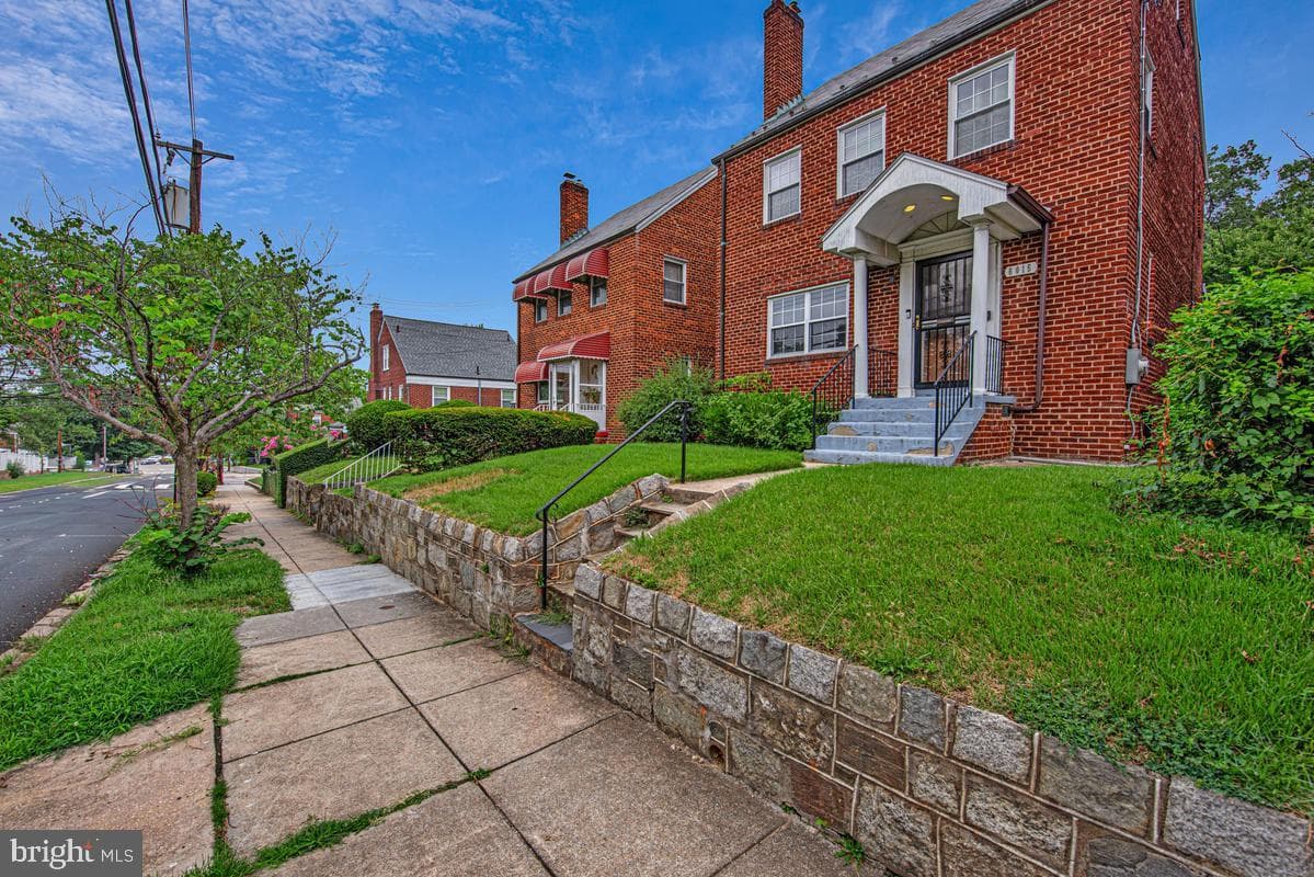 6015 3rd Street NE photo 2