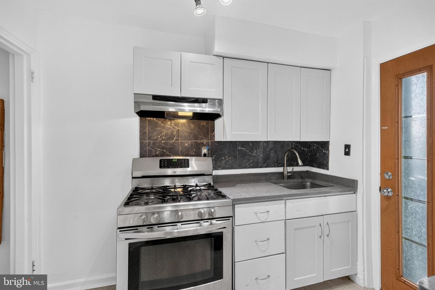 307 Nicholson Street NE photo 7