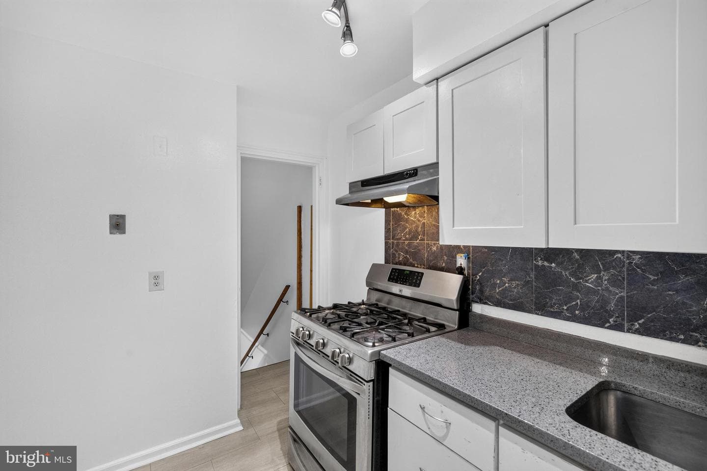 307 Nicholson Street NE photo 9