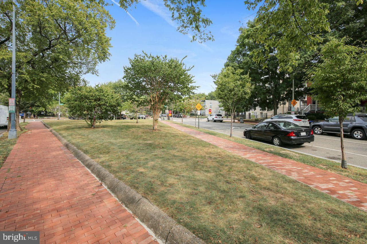 414 Seward Square SE #104 photo 31