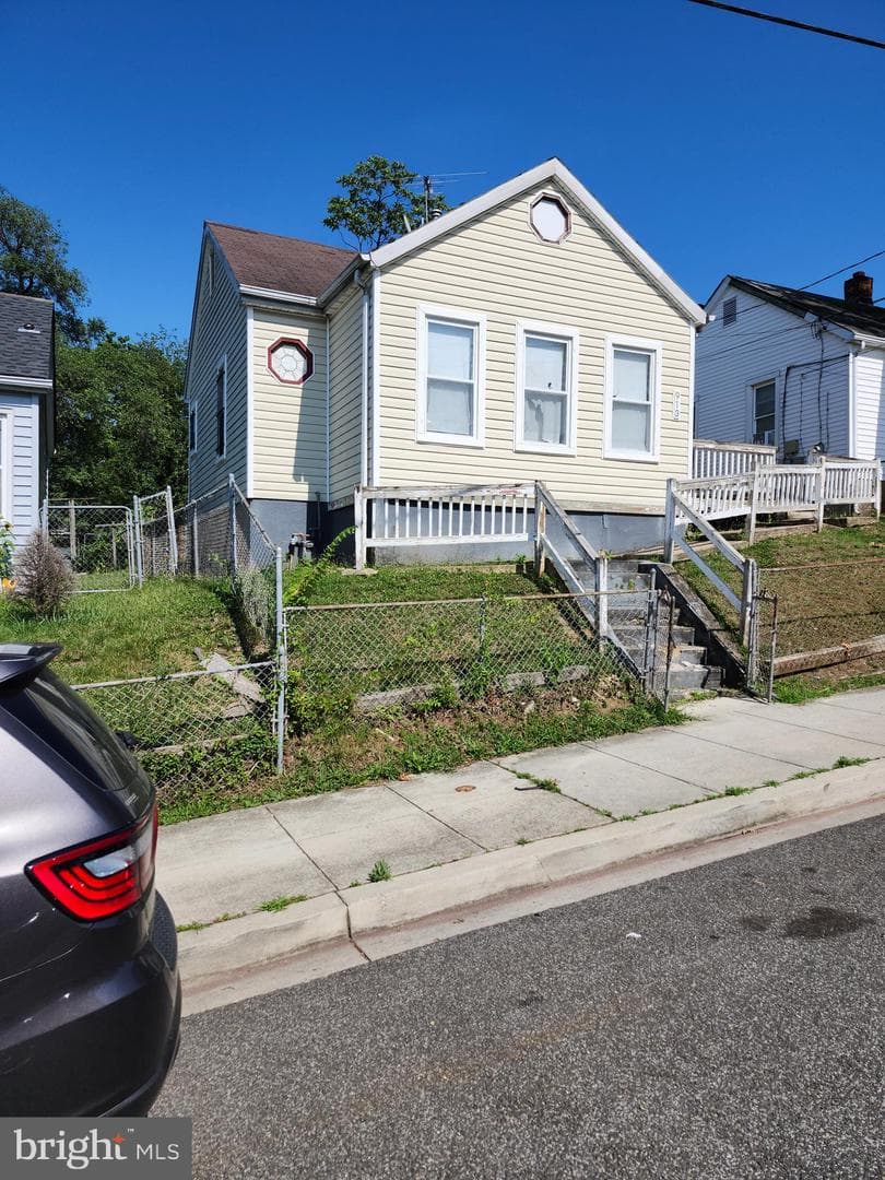 913 NE 47th Place NE photo 1