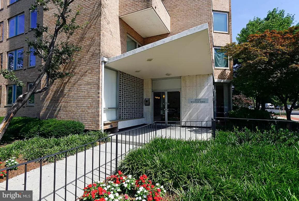 2800 Wisconsin Ave NW #405 photo 1