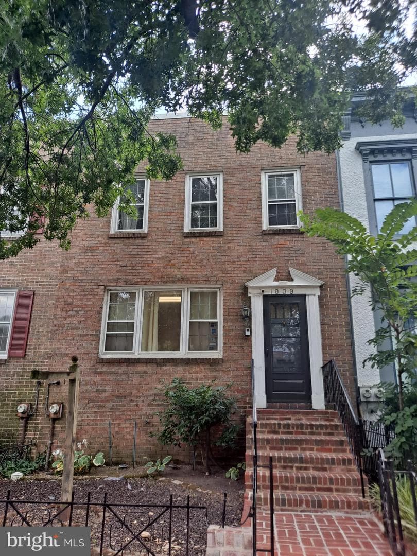 1009 E Street SE photo 1