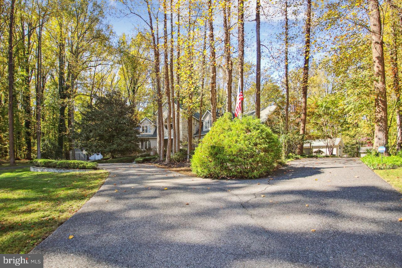 1158 Goldfinch Lane photo 2
