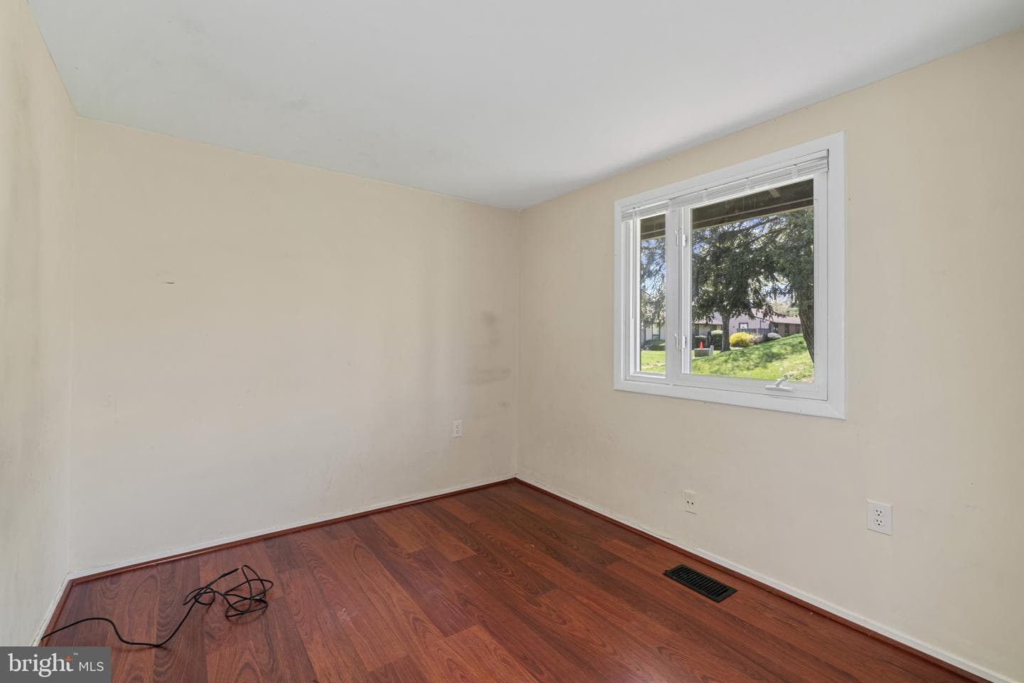 558 West Court photo 16