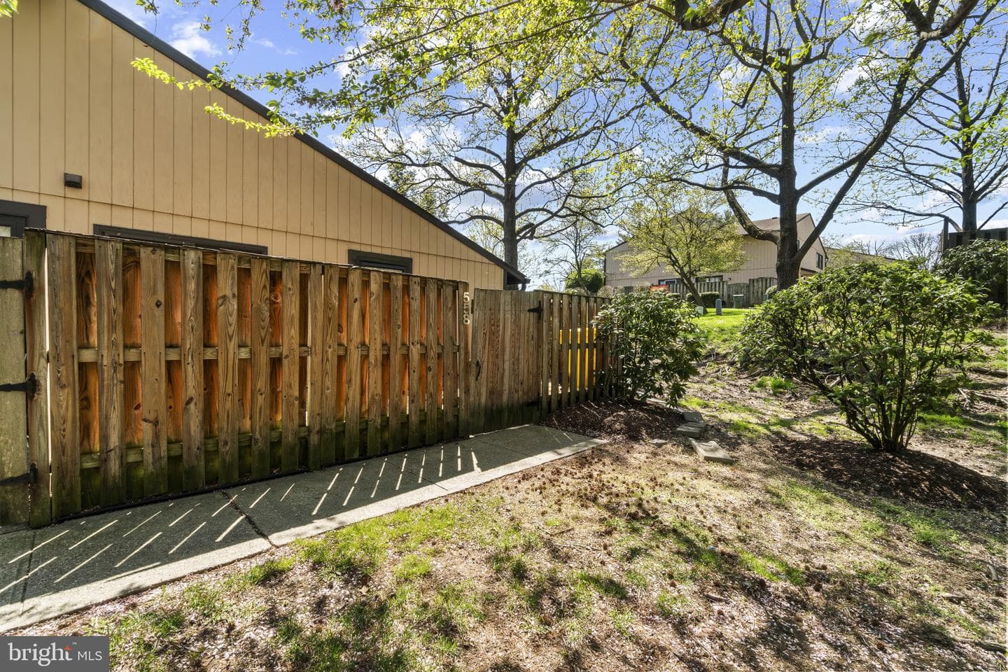 558 West Court photo 3
