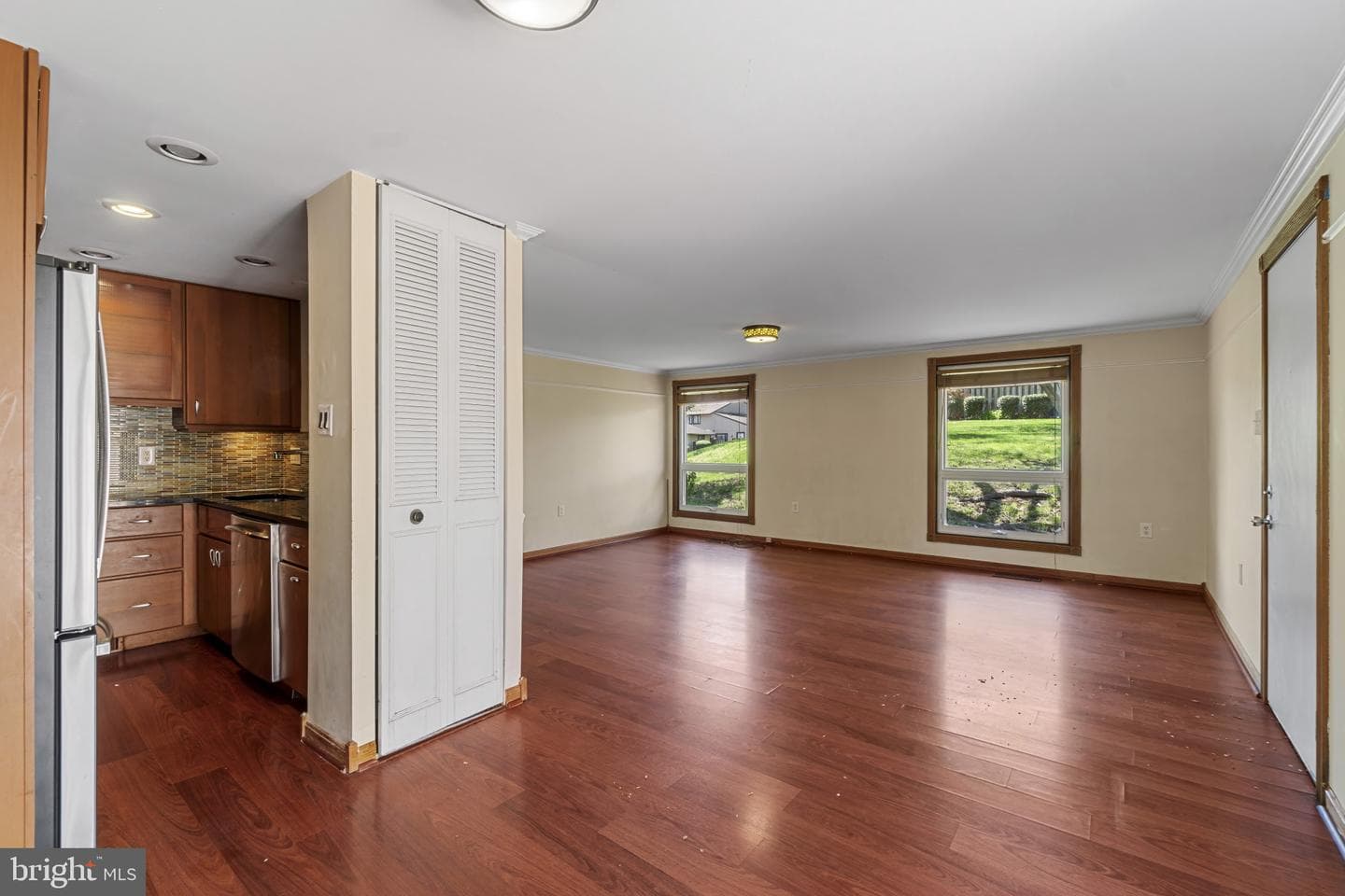 558 West Court photo 7