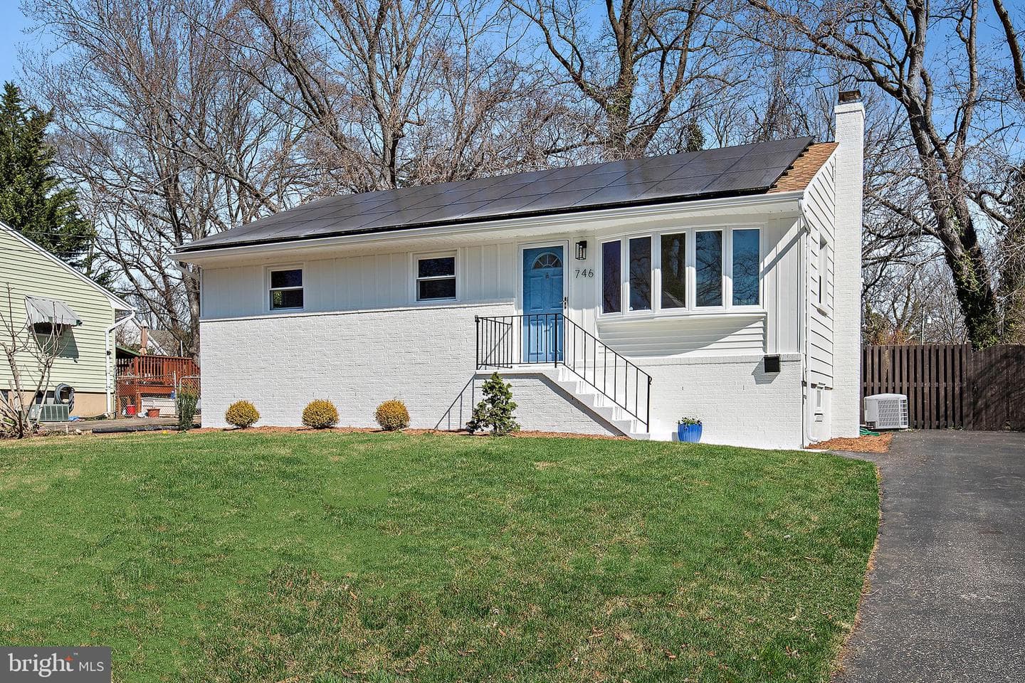 746 Warren Drive photo 3