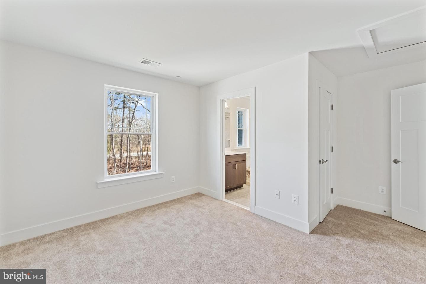 118 Overlea Drive E photo 16