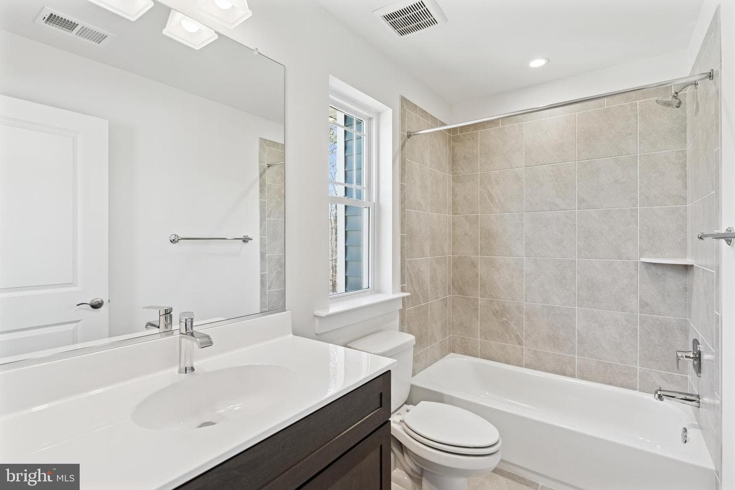 116 Overlea Drive E photo 17