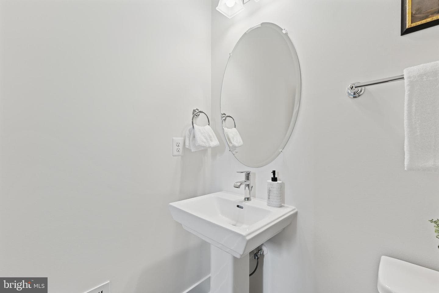 116 Overlea Drive E photo 8