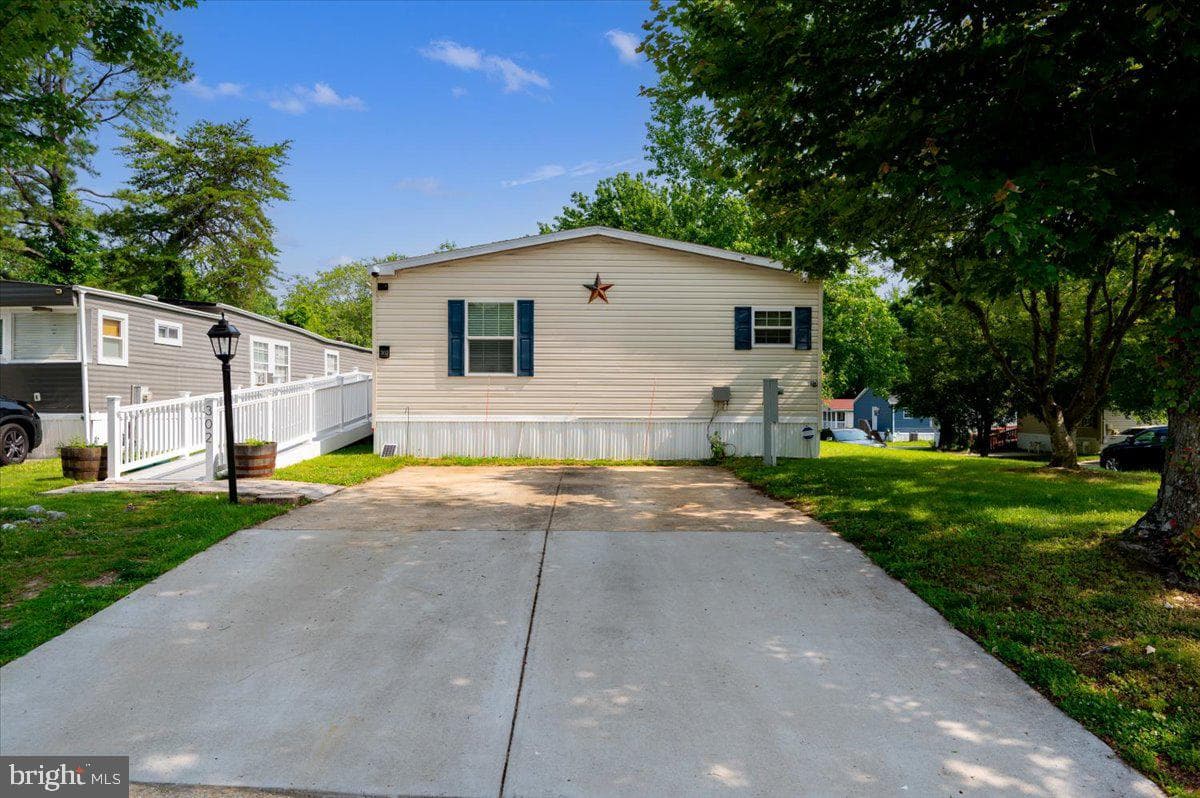 302 Berts Dr photo 3
