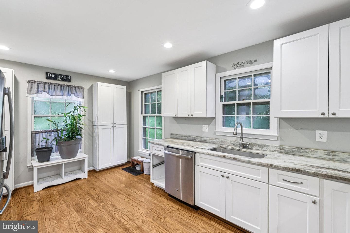 1602 Farnborn Street photo 9