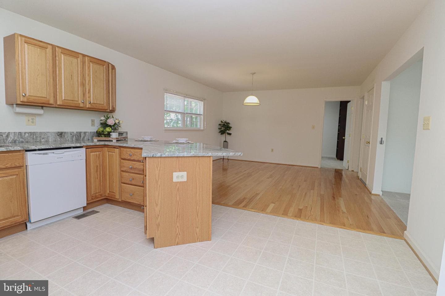 114 Clarence Avenue photo 8