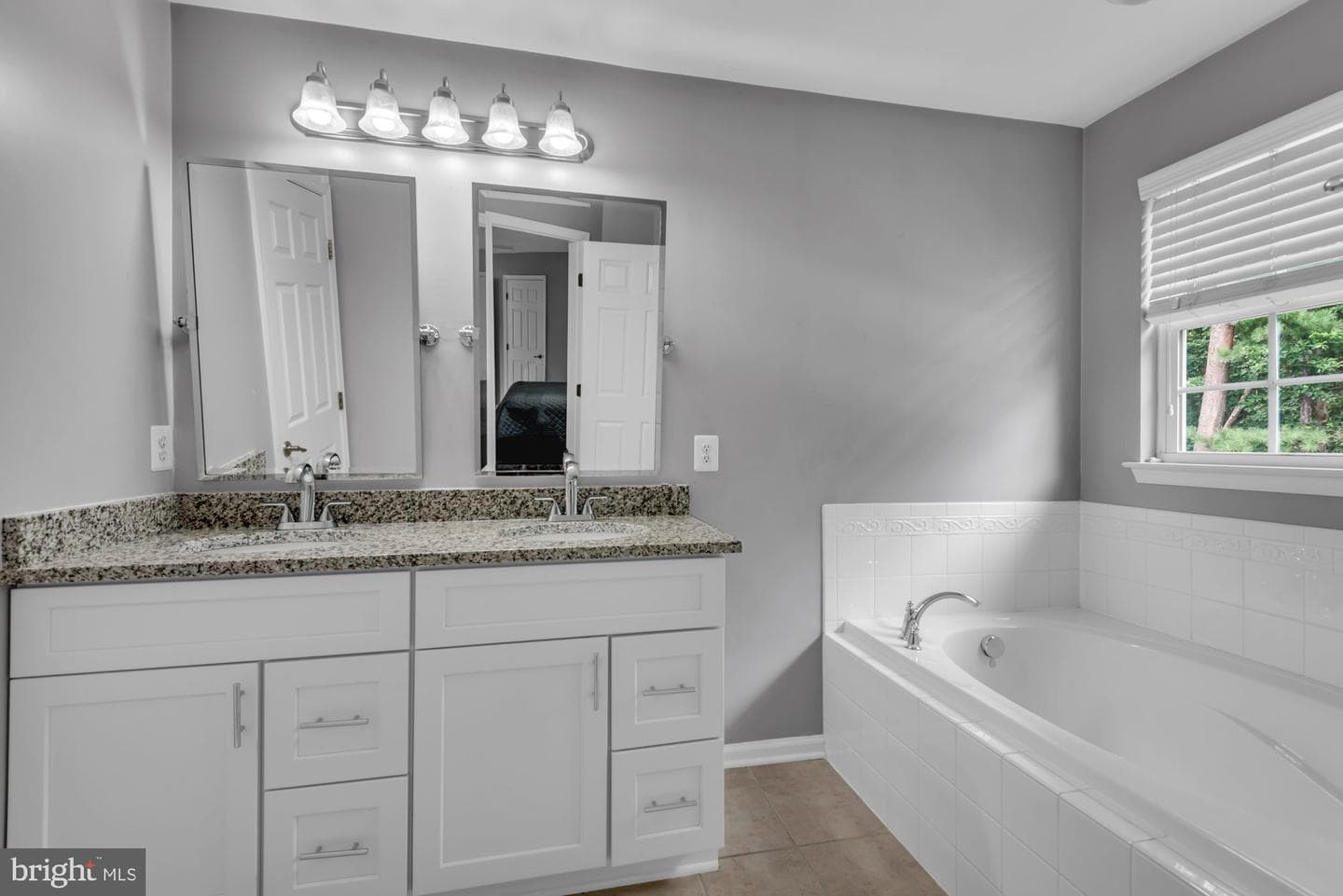 52 Richard Avenue photo 33