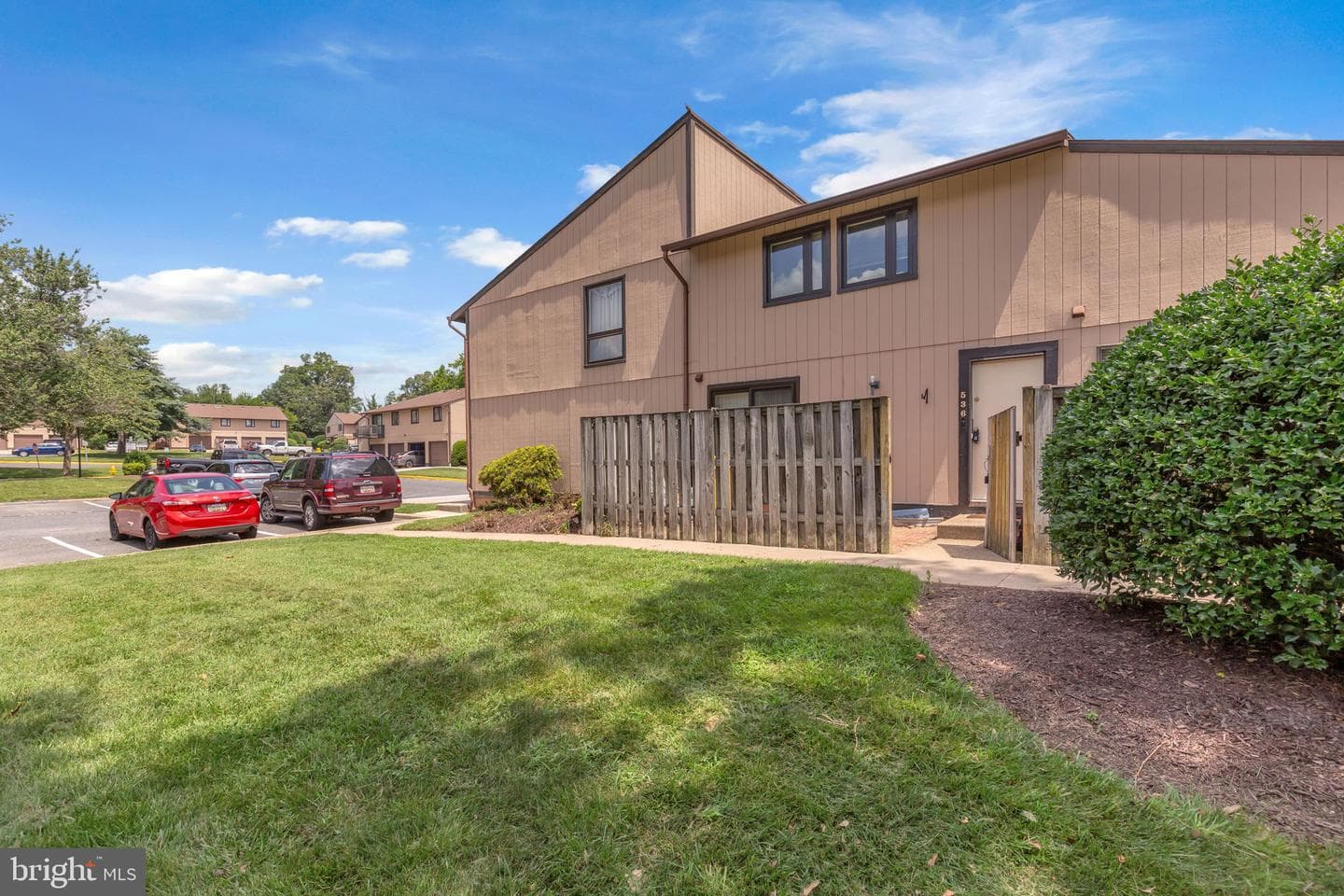 536 West Court photo 3