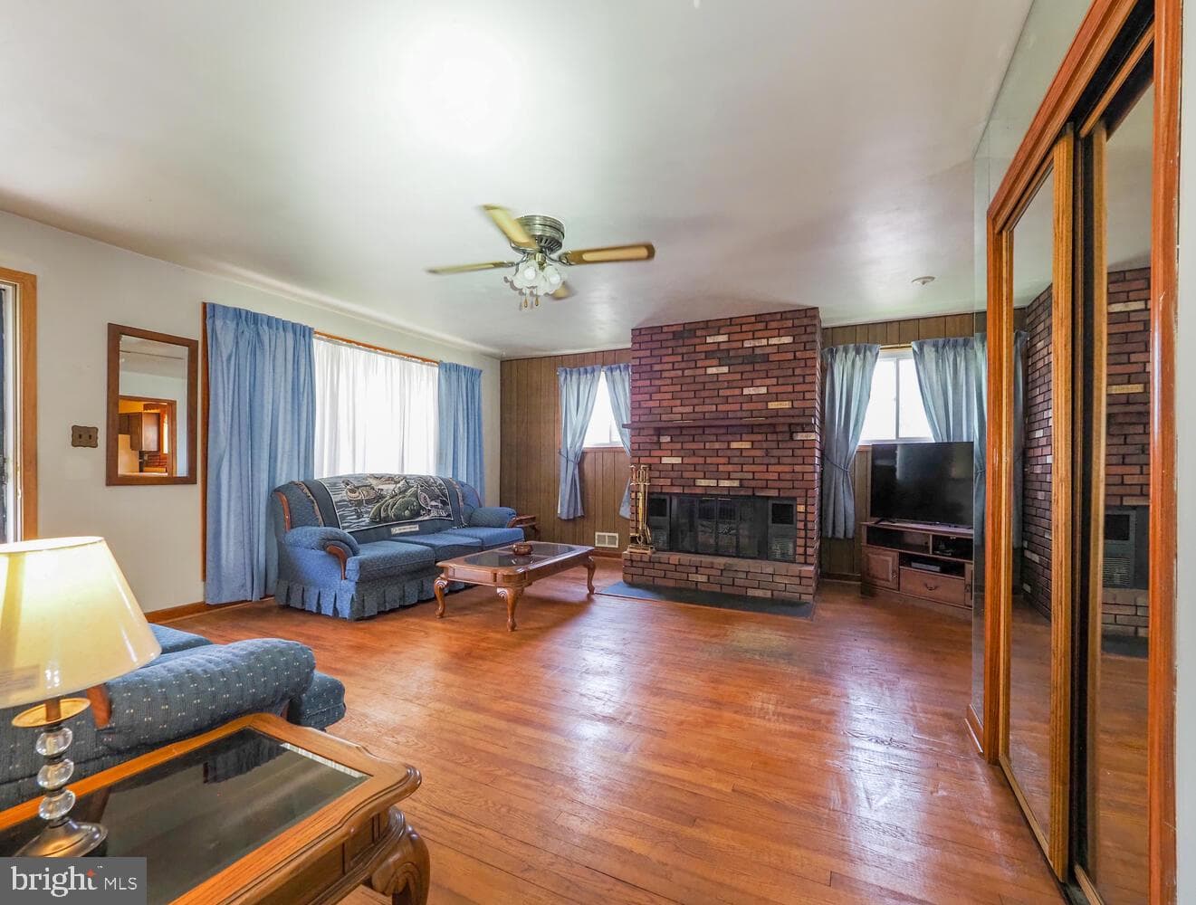 238 Wanda Road photo 4