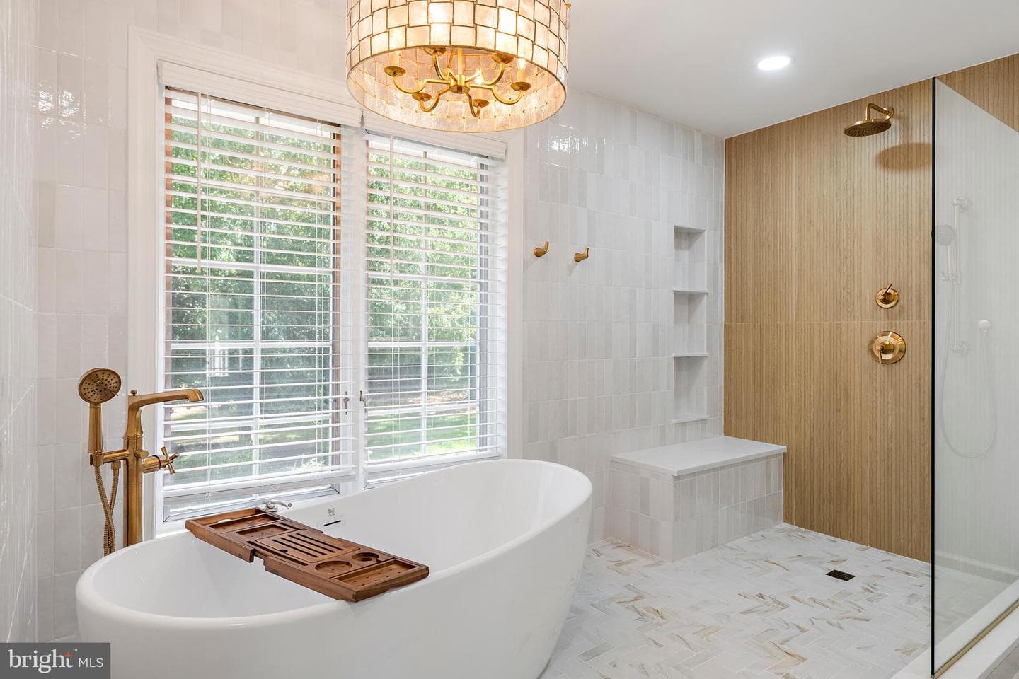 812 Coachway photo 32