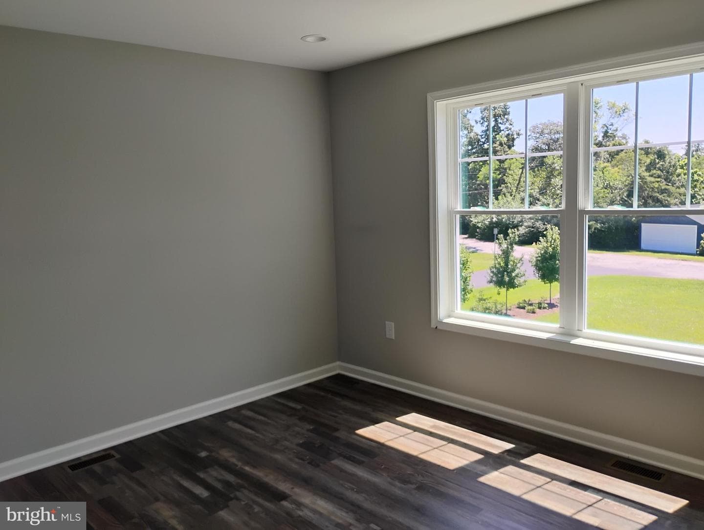 342 Beach Avenue photo 16