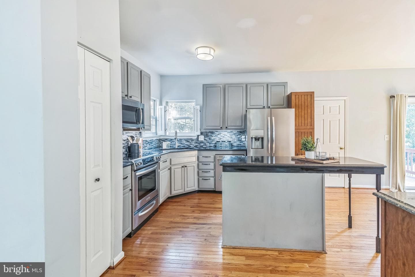 93 Richard Avenue photo 12