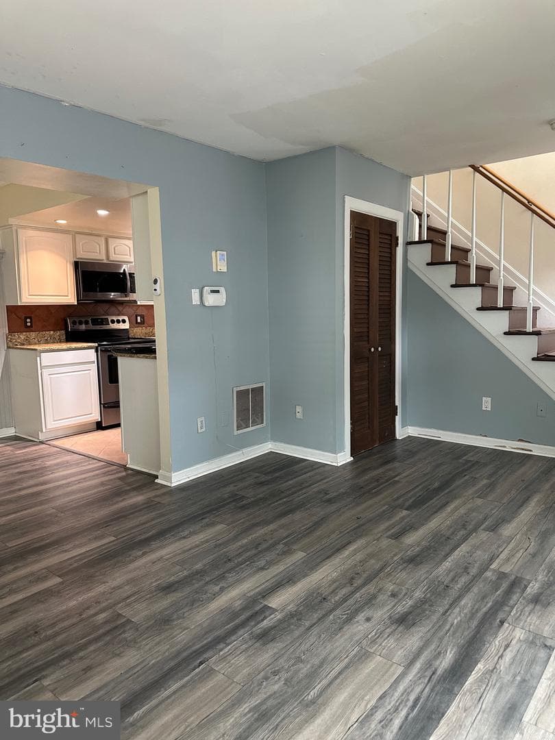 1721 Leisure Way photo 7
