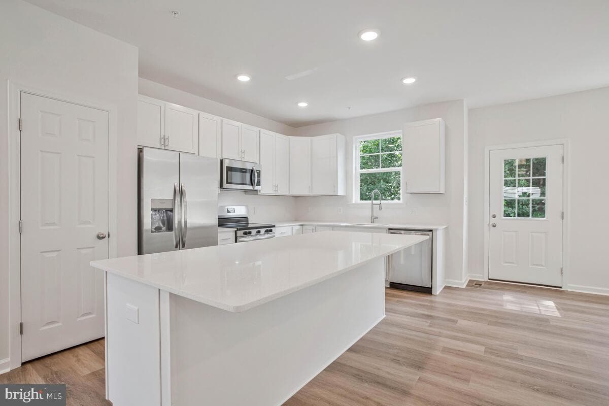 406 Warwick photo 8