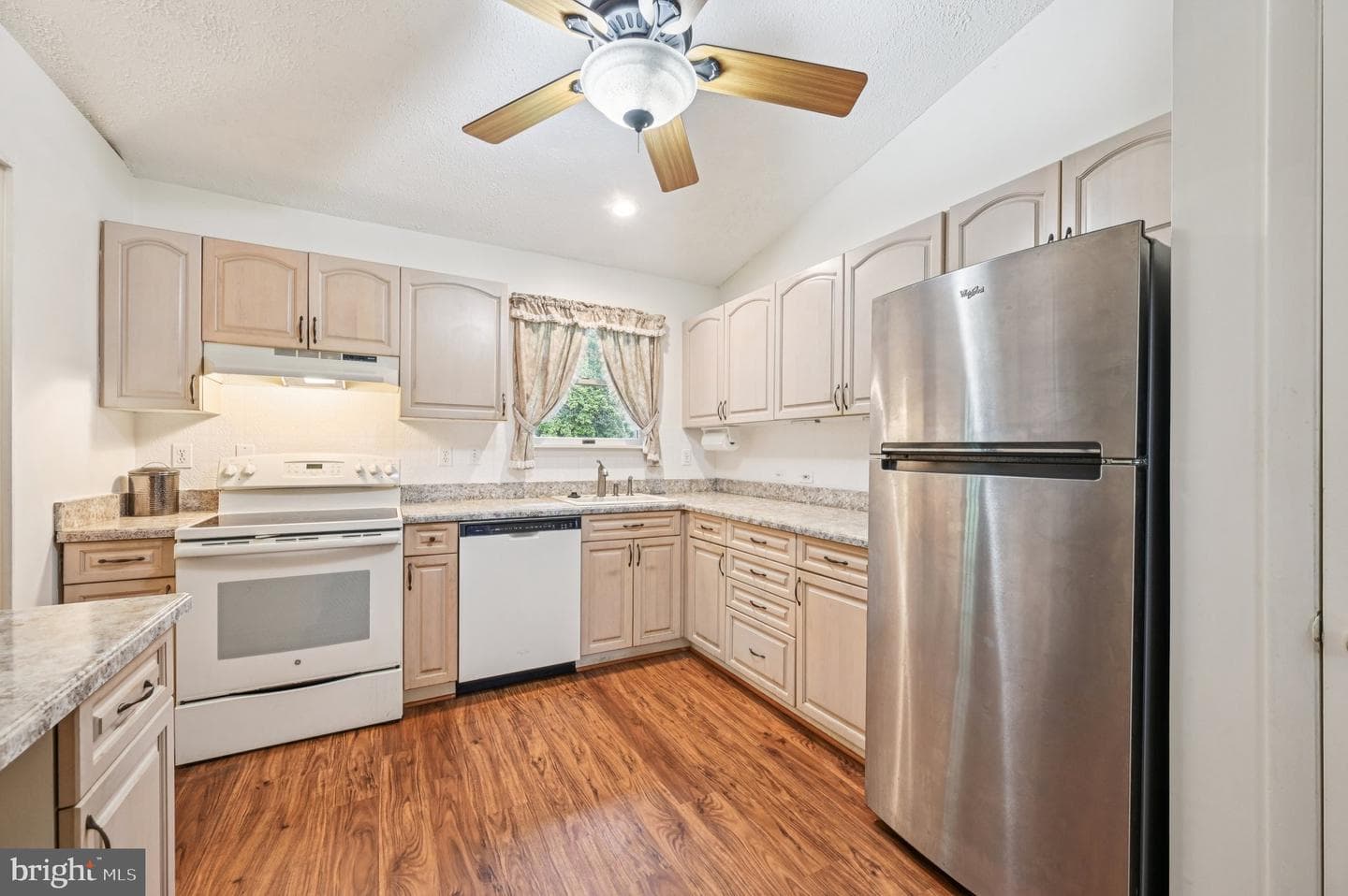 794 Tremaine Way photo 4