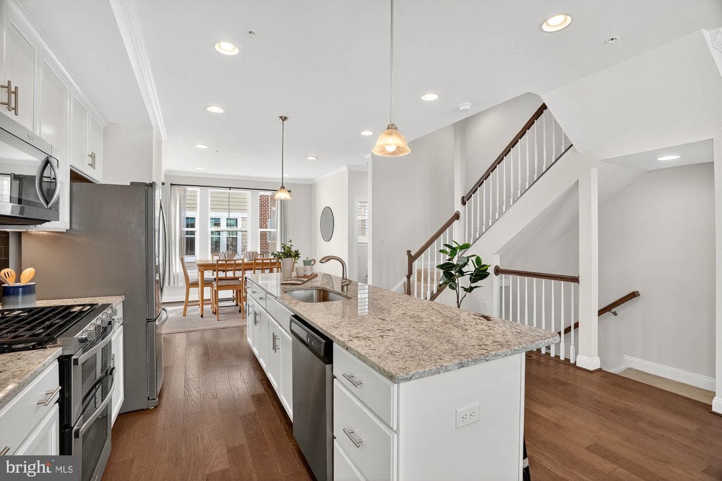 606 James Walker Place photo 16
