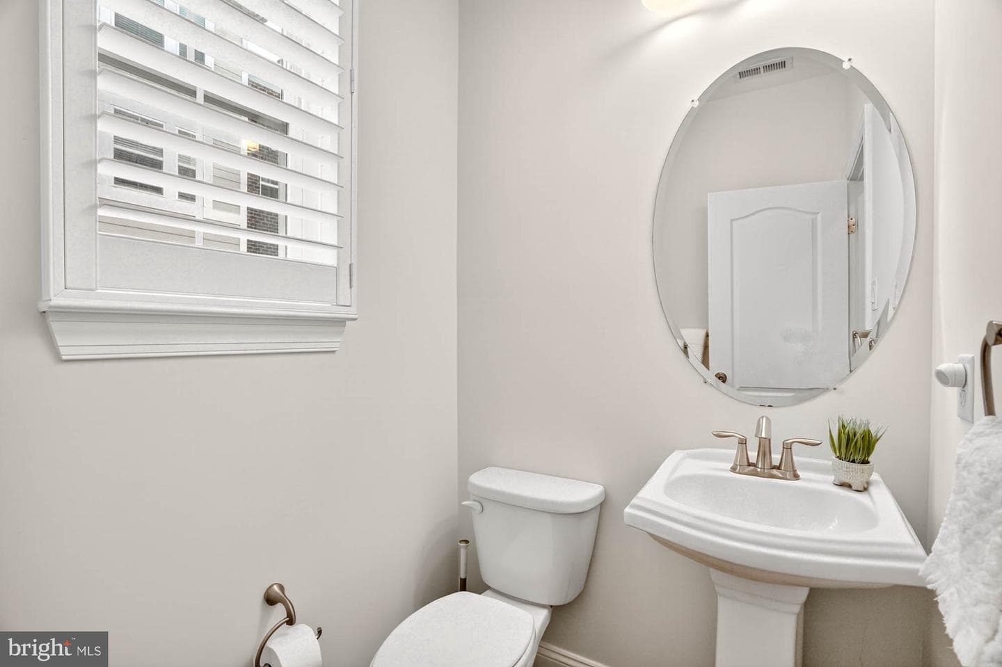 606 James Walker Place photo 25