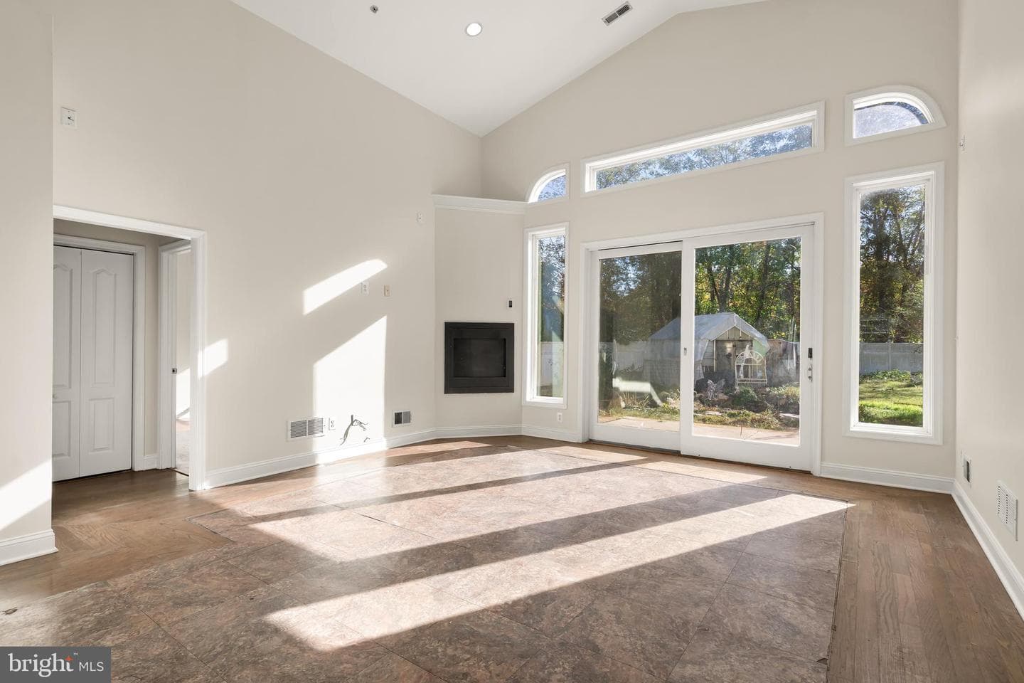 1207 Thompson Avenue photo 10