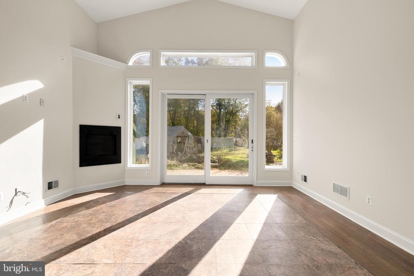 1207 Thompson Avenue photo 11
