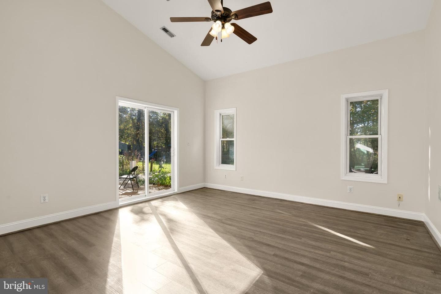 1207 Thompson Avenue photo 14