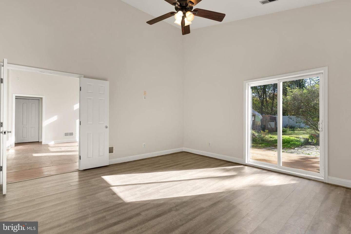 1207 Thompson Avenue photo 16