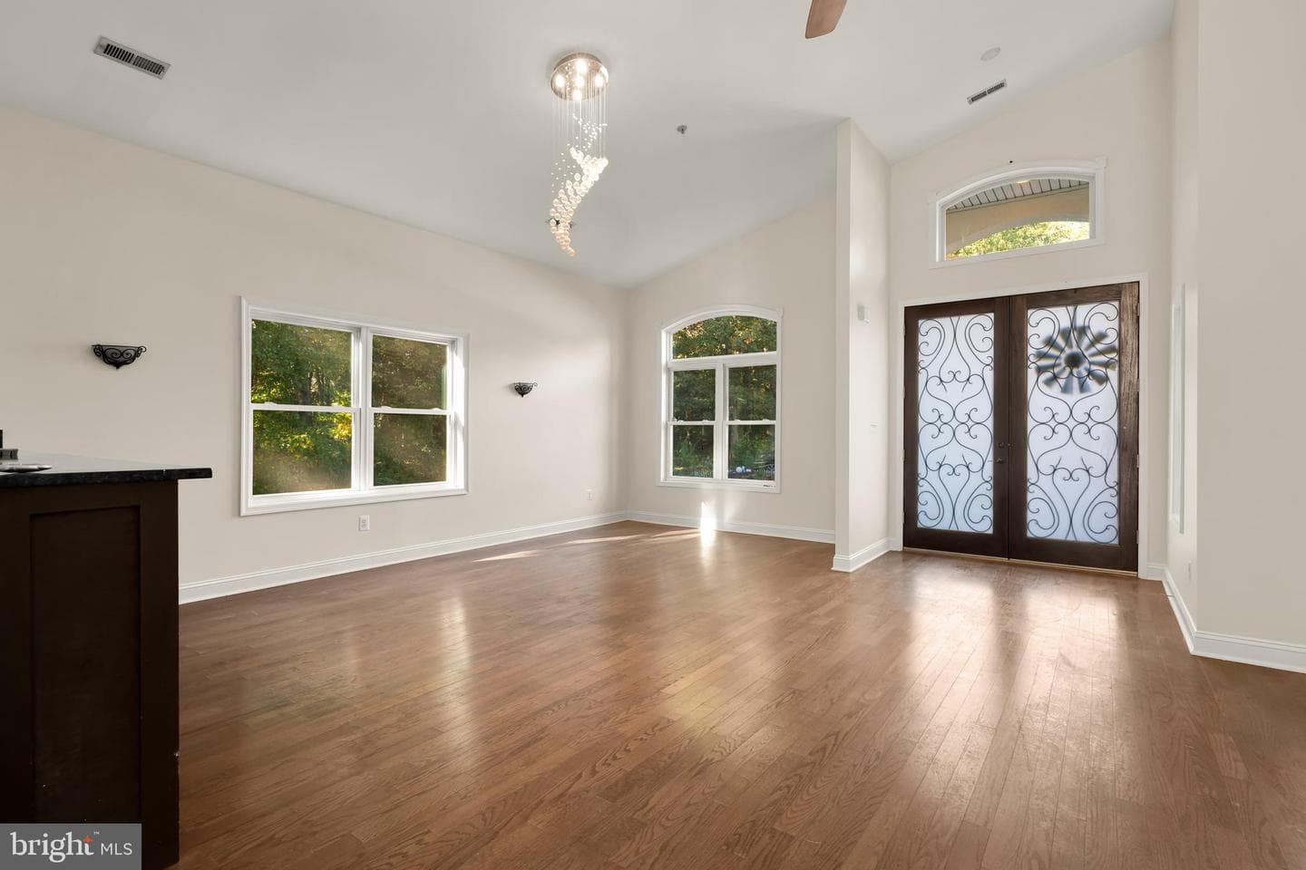 1207 Thompson Avenue photo 4